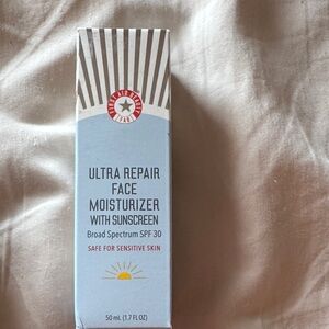 First Aid Beauty Ultra Repair Face Moisturizer with Sunscreen - White and Blue